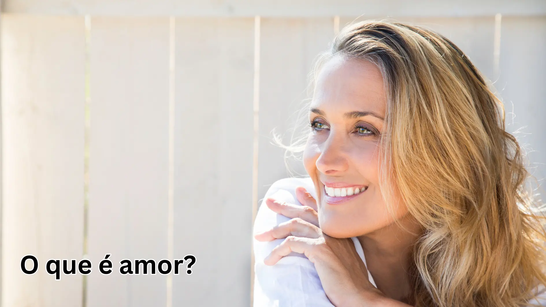 uma mulher sorrindo ilustrando O que é amor para ela.