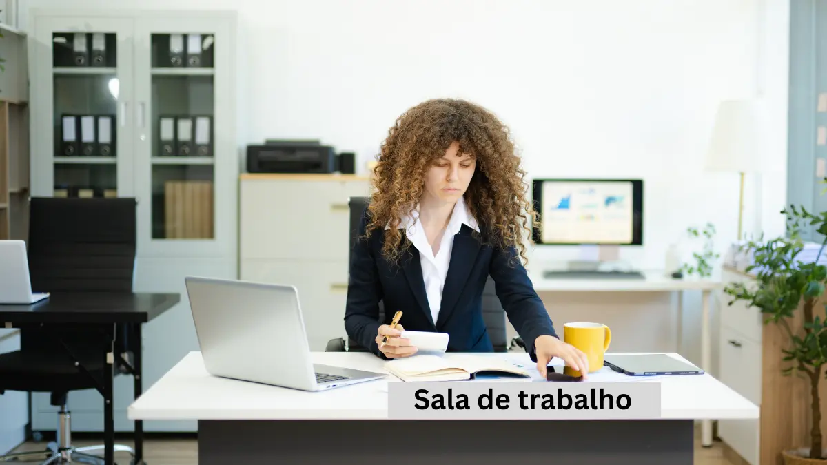 Uma mulher trabalhando ao computador e ao celular ao mesmo tempo