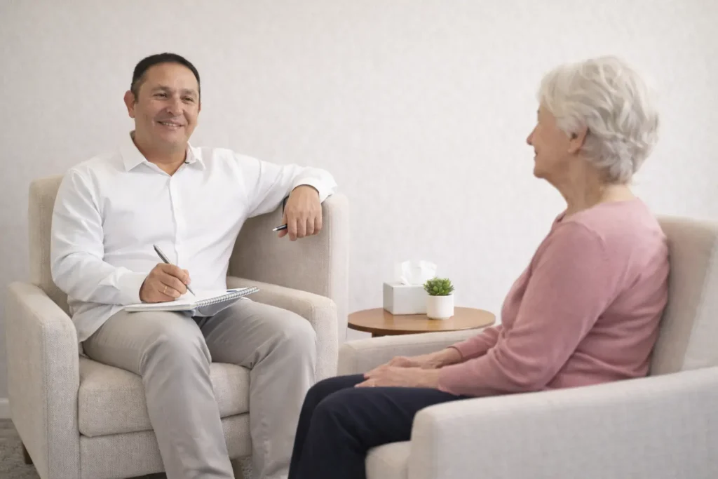 Sessão de bem-estar e cuidado emocional com uma senhora idosa, com Jairo J. Alves.
